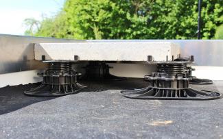 Thanks to the elongated base plate, the new Elefeet® pedestals can now be positioned directly at the roof edge, allowing for an elevation of between 27 mm and approx. 500 mm. Concrete slabs on Elefeet® pedestals
